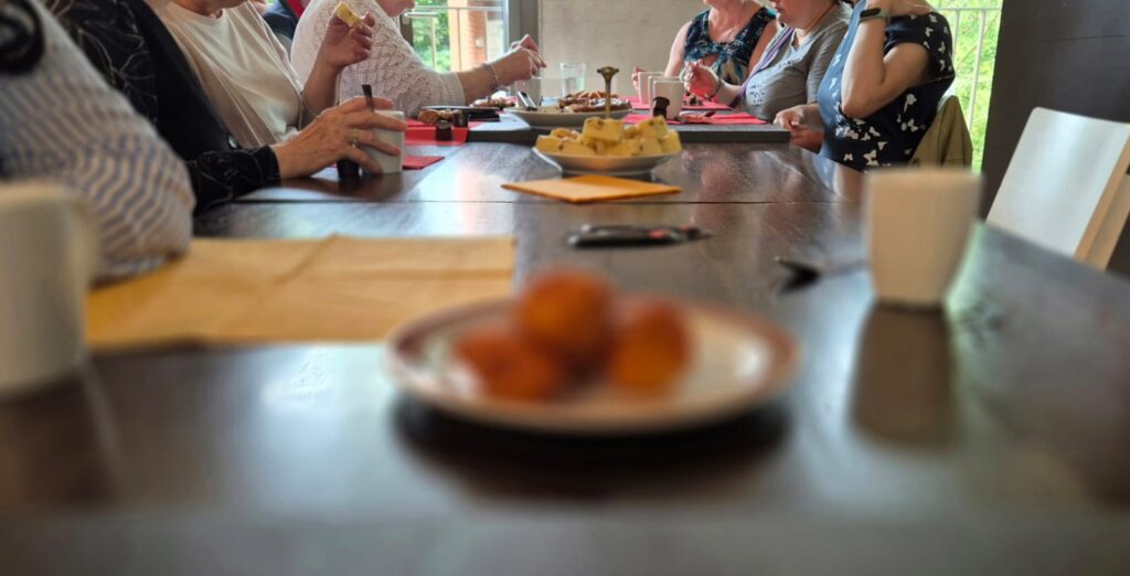 Kaffee & Kuchen Tisch mit Personen